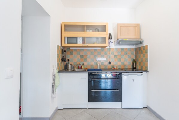 Kühlschrank, Mikrowelle, Herdplatte, Wasserkocher mit Kaffee-/Teezubehör