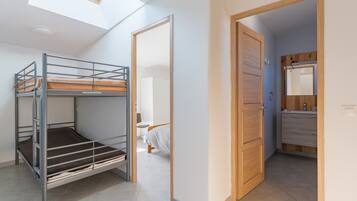 1 bedroom, iron/ironing board, free WiFi