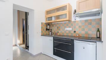 Jääkaappi, mikroaaltouuni, liesi, kahvin-/teenkeitin