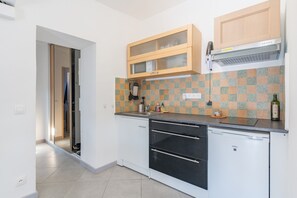 Refrigerador, microondas, placa de cocina, cafetera/tetera