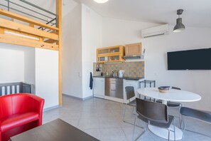 Interior - Apartment "5 - Au village F3 - climatisé terrasse" with A/C (Charleval)