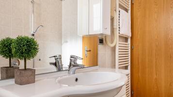 Baignoire, sèche-cheveux, serviettes fournies