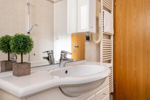 Badewanne, Haartrockner, Handtücher