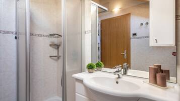 Bathtub, hair dryer, towels