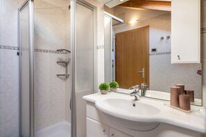 Baignoire, sèche-cheveux, serviettes fournies