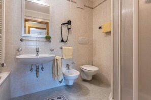 Badewanne, Haartrockner, Handtücher