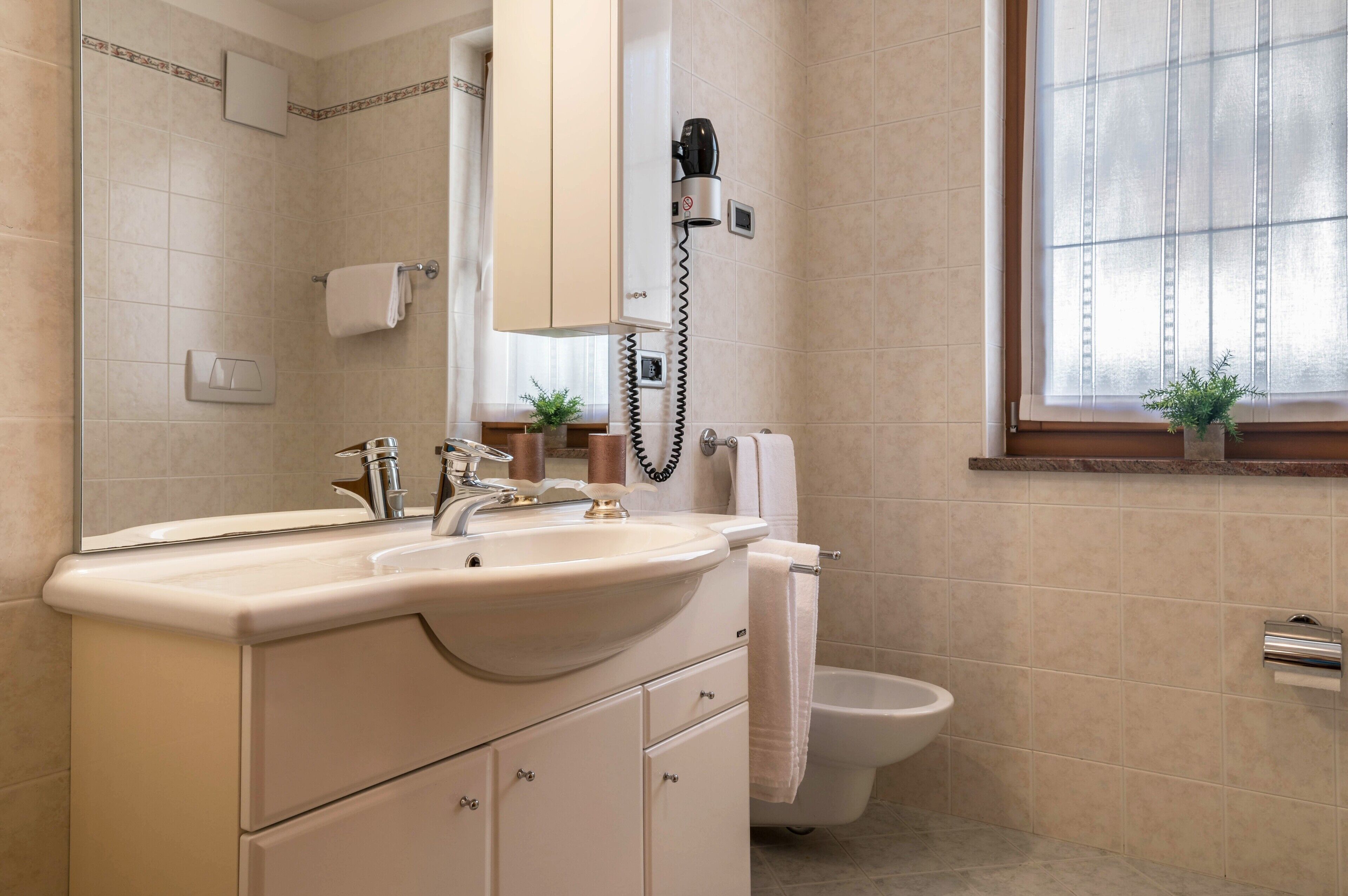 Badewanne, Haartrockner, Handtücher