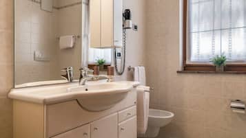 Badewanne, Haartrockner, Handtücher