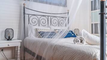 Tabla de planchar con plancha, wifi gratis y ropa de cama