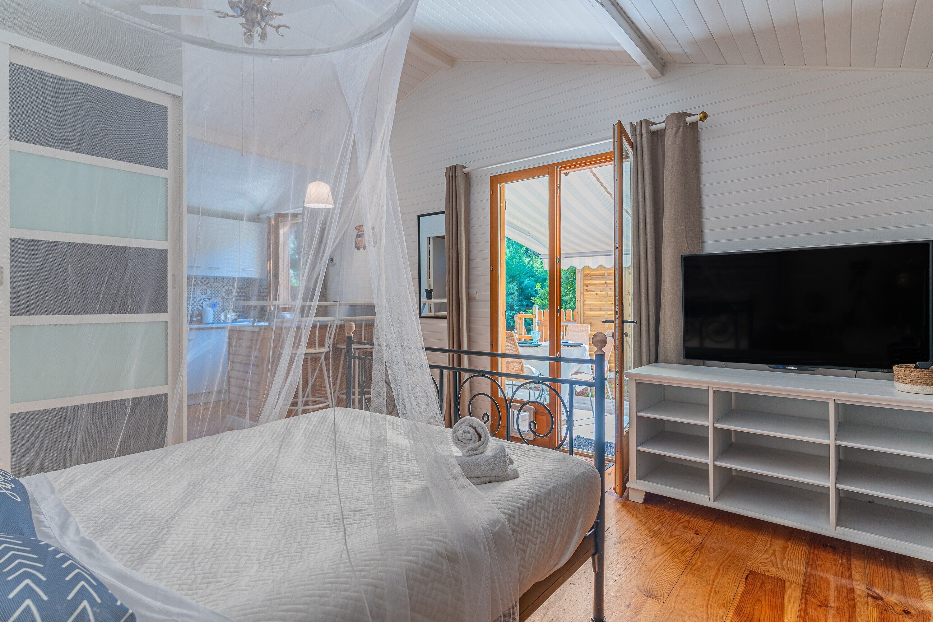 Iron/ironing board, free WiFi, bed sheets