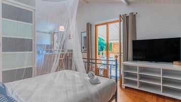 Iron/ironing board, free WiFi, bed sheets