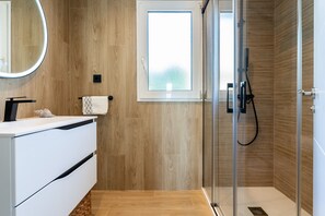 Dusj, hårføner og håndklær