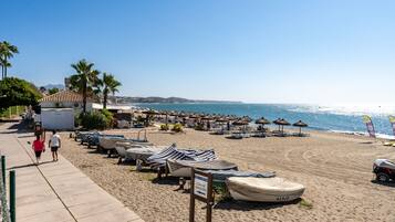 Una spiaggia nelle vicinanze