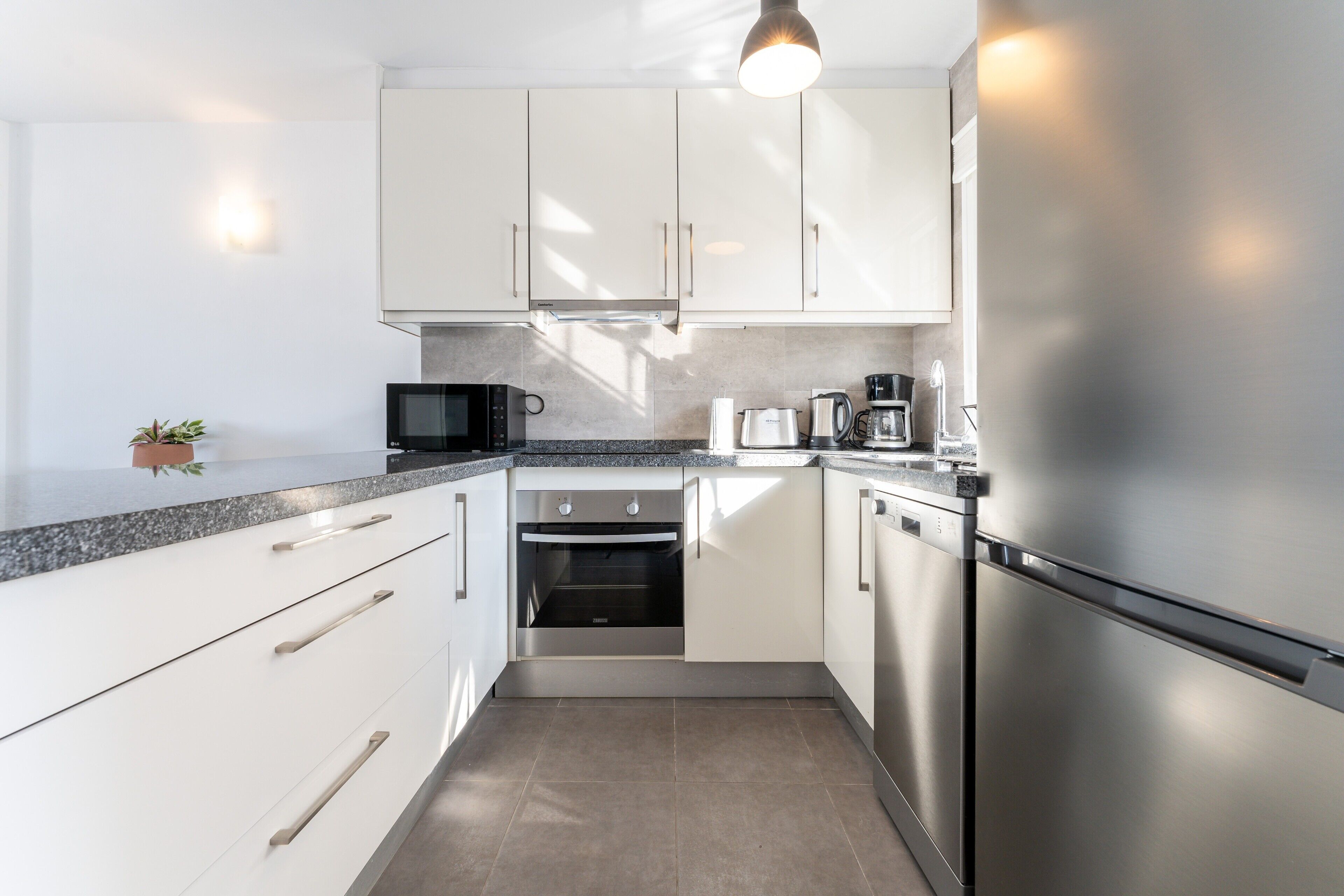 雪櫃、微波爐、焗爐、爐具