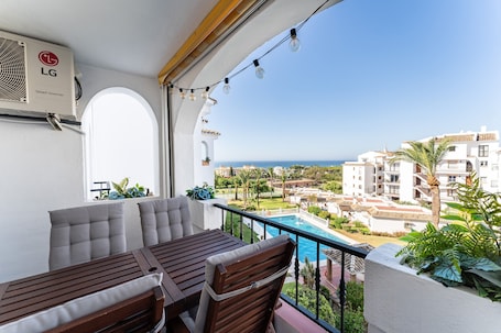 Outdoor dining. Apartment '210 Mijas Sea View Bahia Playa' with Sea Views, Wi-Fi and Air Conditioning.