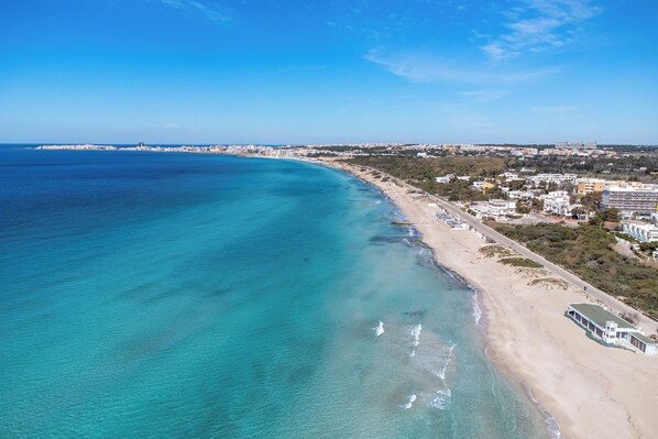 Una spiaggia nelle vicinanze