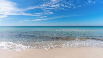 Una spiaggia nelle vicinanze