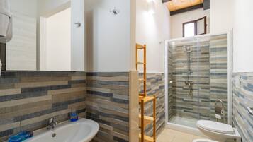 Een douche, een haardroger, handdoeken