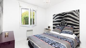 4 bedrooms, iron/ironing board, free WiFi, bed sheets