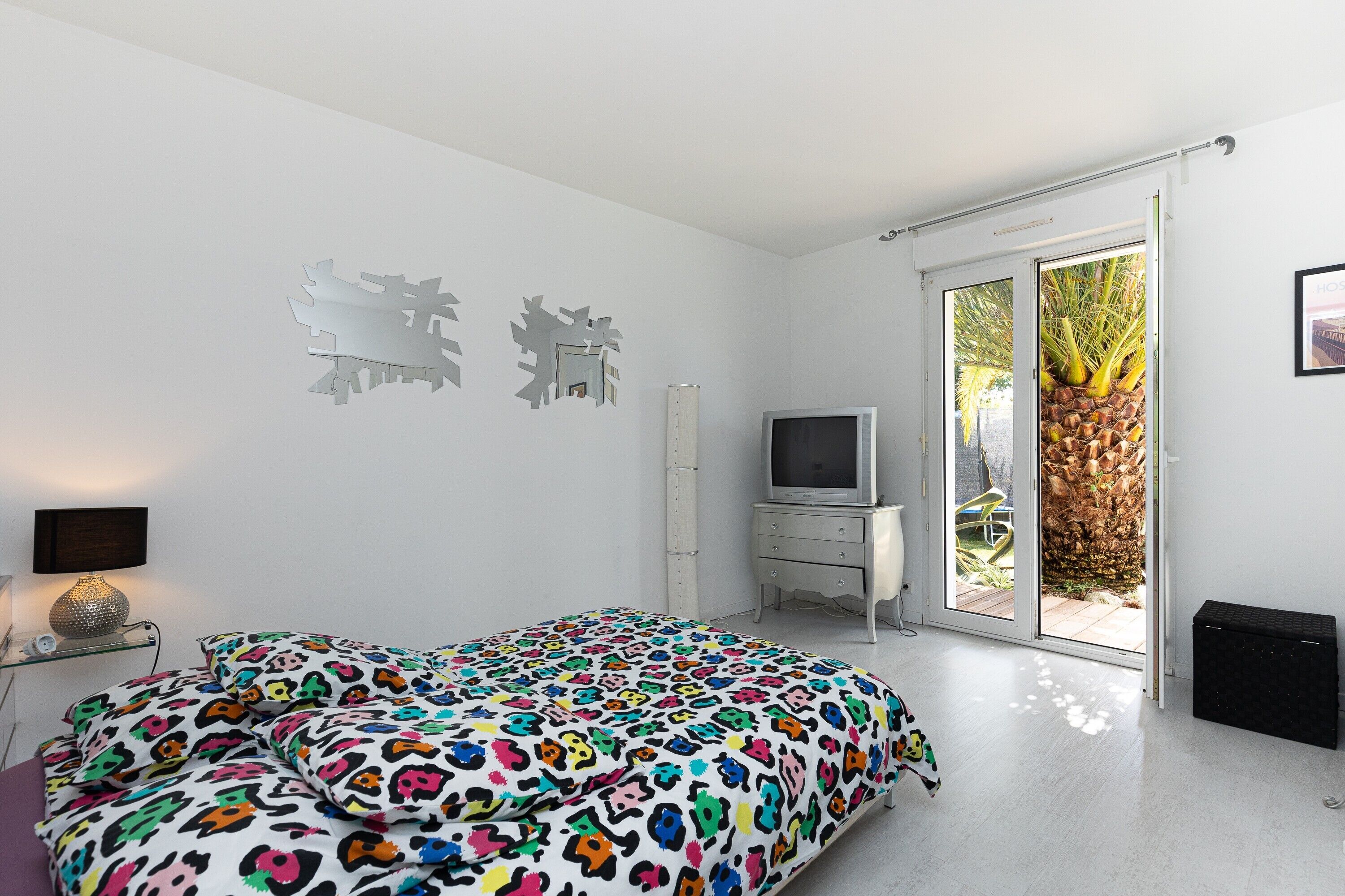 4 makuuhuonetta, silitysrauta/-lauta, ilmainen Wi-Fi, vuodevaatteet