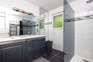 Een douche, een haardroger, handdoeken