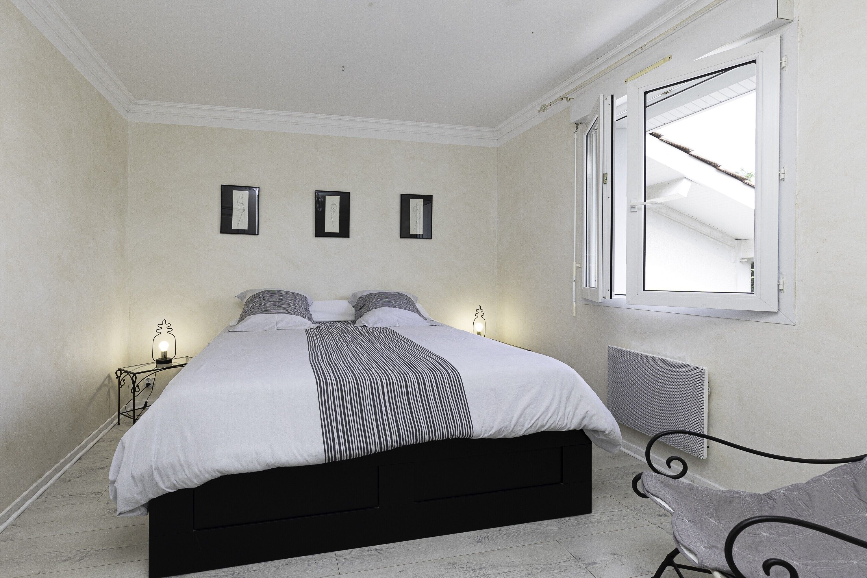 4 slaapkamers, een strijkplank/strijkijzer, gratis wifi, beddengoed