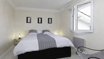 4 slaapkamers, een strijkplank/strijkijzer, gratis wifi, beddengoed