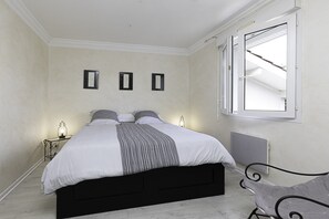 4 bedrooms, iron/ironing board, free WiFi, bed sheets