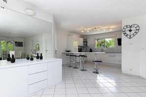 Kylskåp, mikrovågsugn, ugn och spishäll