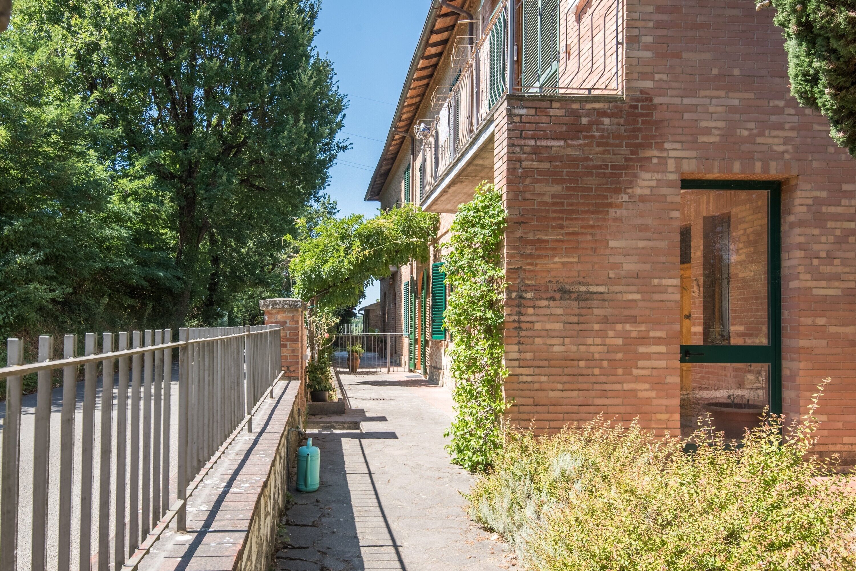 المنطقة المحيطة بالمنشأة