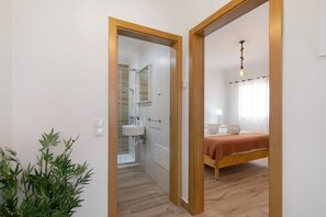 シャワー、ヘアドライヤー、タオル