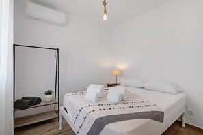 2 bedrooms, iron/ironing board, free WiFi, bed sheets - Holiday Home 'Quinta Alegre Tavira T2' with Shared Pool, Wi-Fi and Air Conditioning (Luz)