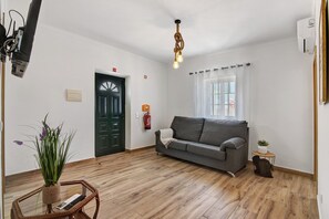 TV - Holiday Home 'Quinta Alegre Tavira T2' with Shared Pool, Wi-Fi and Air Conditioning (Luz)