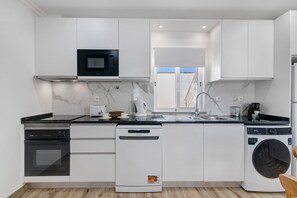 Réfrigérateur, four à micro-ondes, un four, surface de cuisson