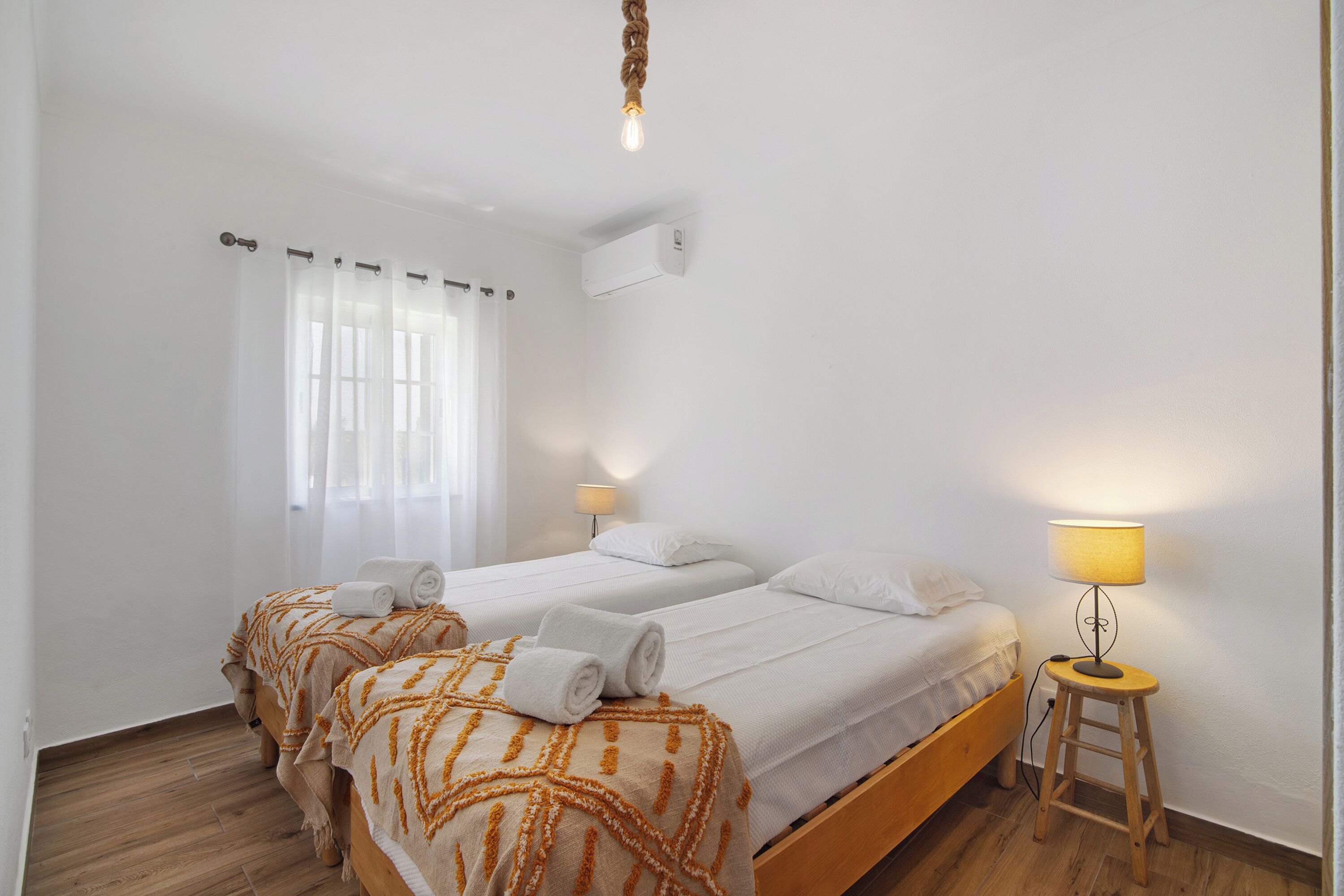 2 habitaciones, tabla de planchar con plancha y wifi gratis 