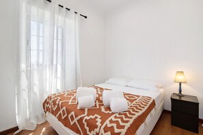 3 slaapkamers, een strijkplank/strijkijzer, gratis wifi, beddengoed