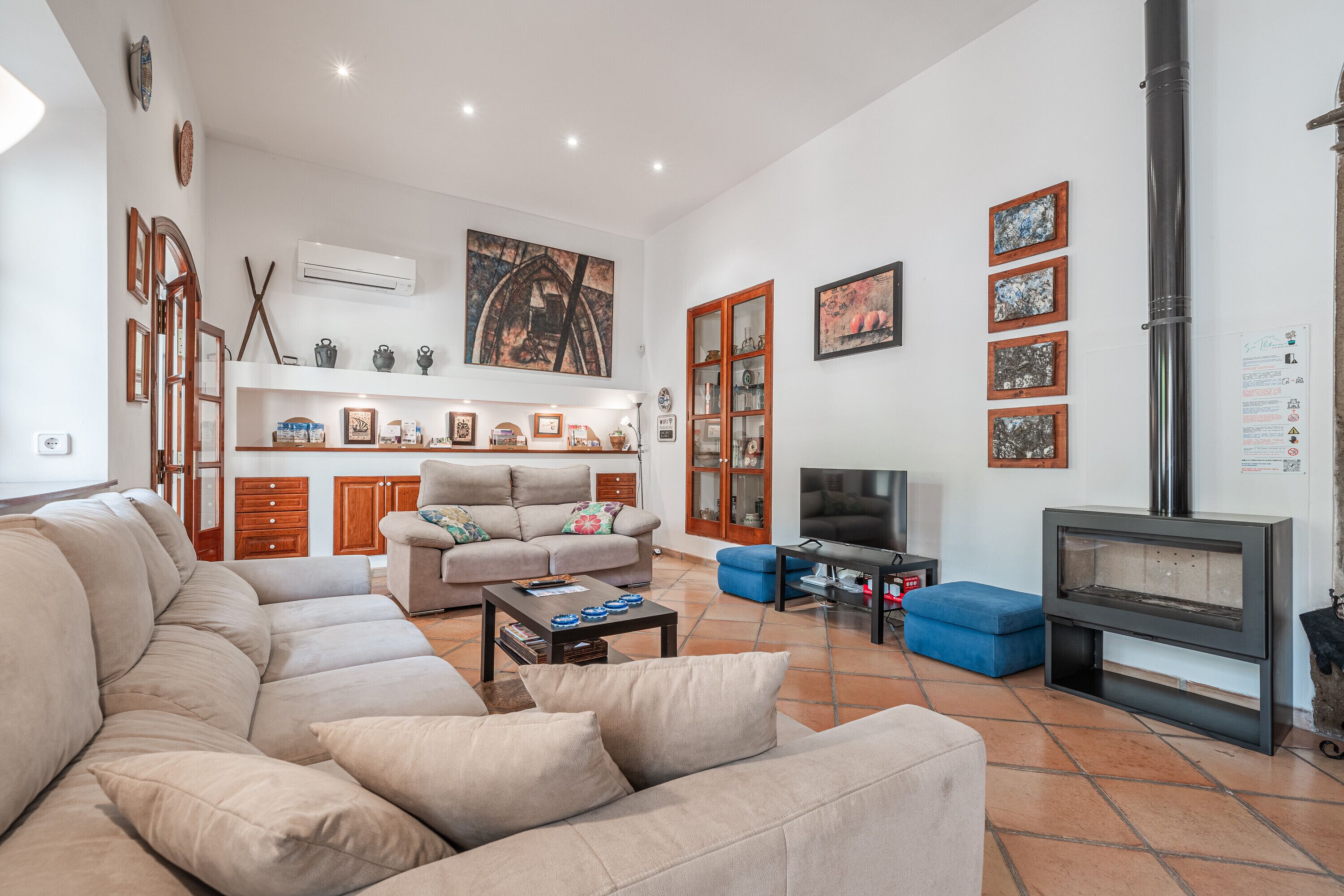 Una televisión, una chimenea, un reproductor de DVD