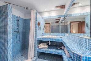 Shower, hair dryer, towels - Sa Llimonera de Binissalem, Holiday Home with Pool, 6 Bedrooms & Air Conditioning (Binissalem)