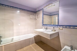 Bathtub, hair dryer, towels - Spacious, Central and Modern Apartment in Marbella (San Pedro de Álcantara)