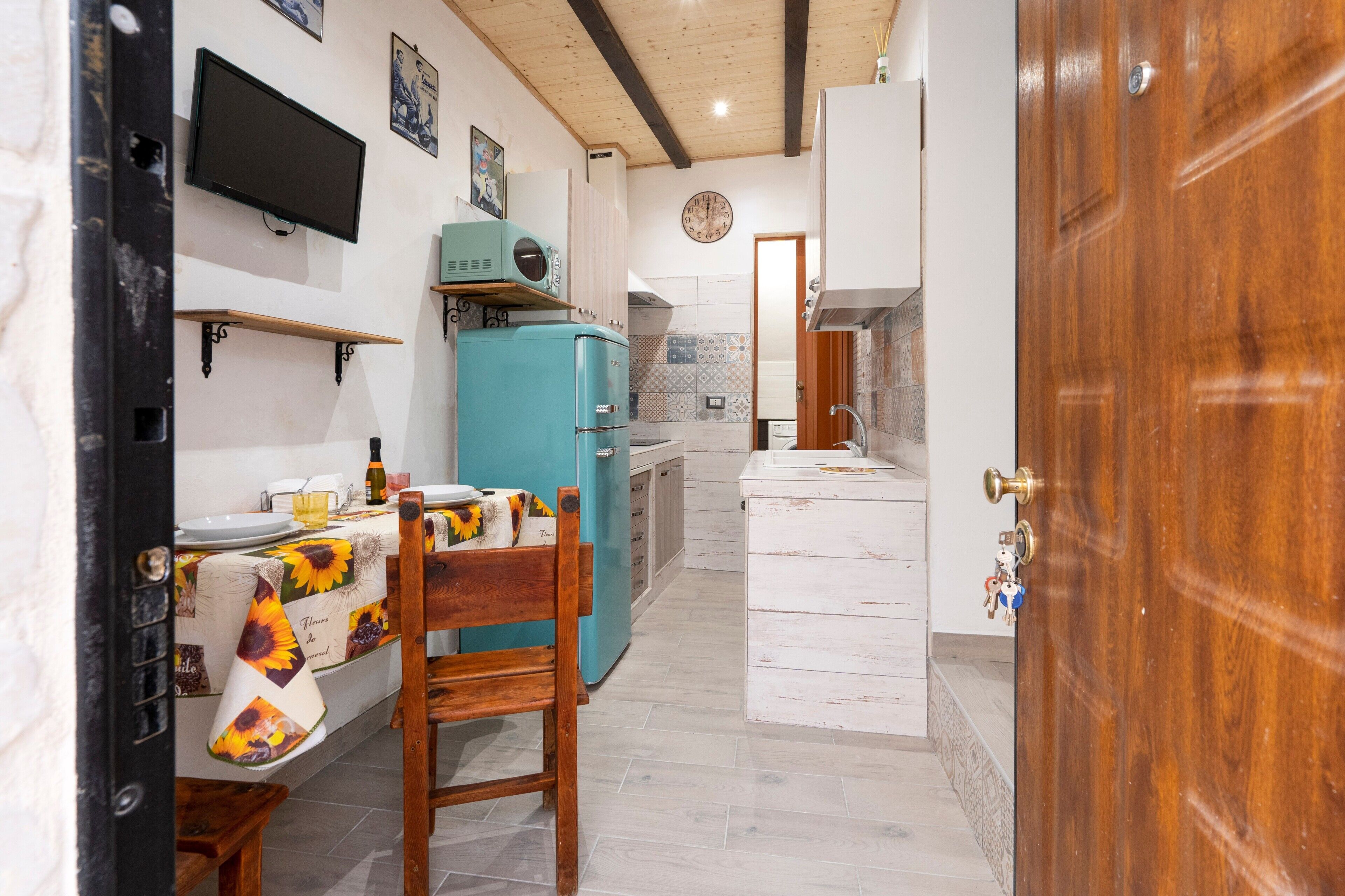 Frigorifero, microonde, piano cottura, macchina per tè/caffè