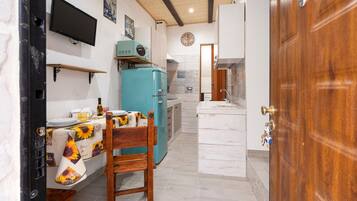 Frigorifero, microonde, piano cottura, macchina per tè/caffè