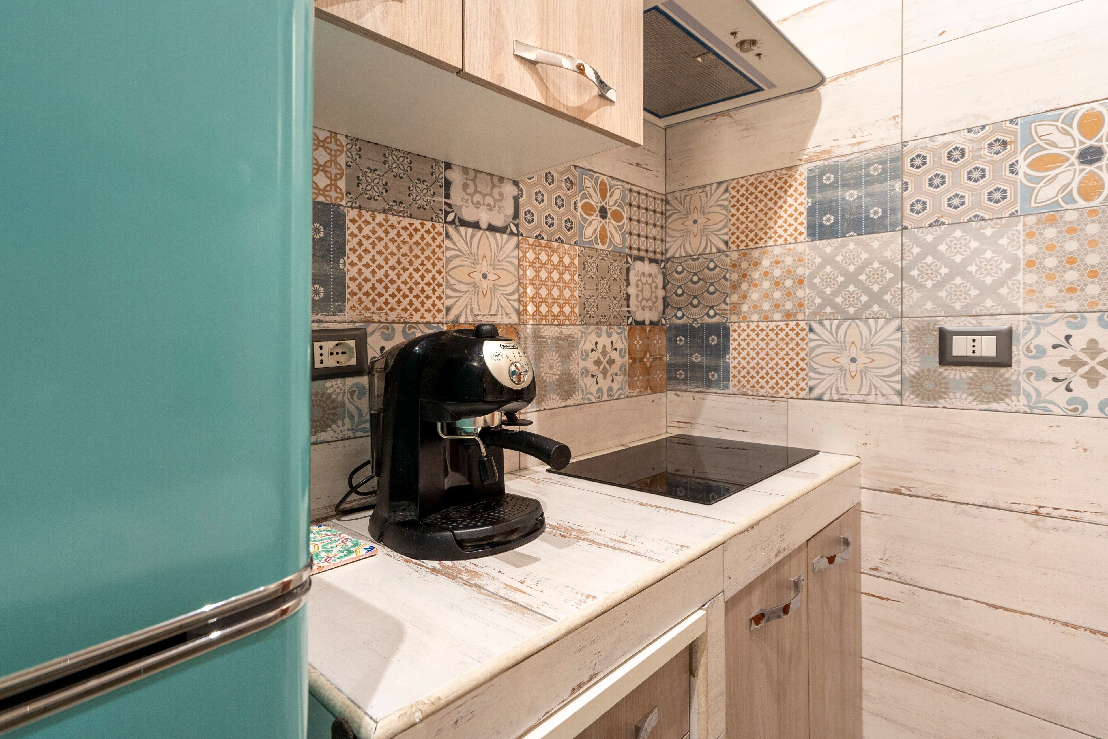 Refrigerador, microondas, placa de cocina, cafetera/tetera