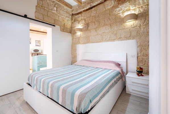 1 bedroom, bed sheets