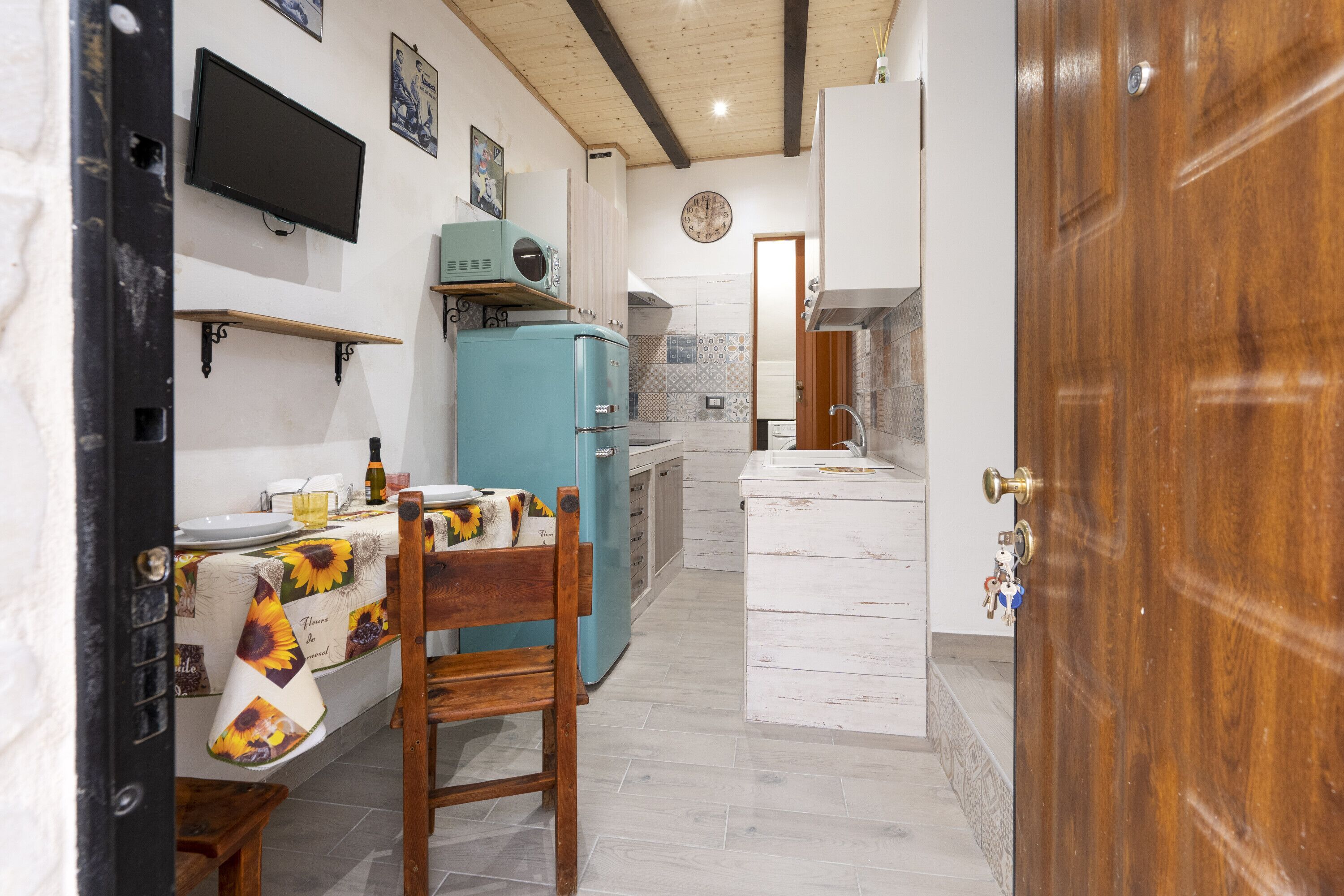 Kühlschrank, Mikrowelle, Herdplatte, Wasserkocher mit Kaffee-/Teezubehör