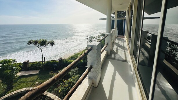 Een balkon met uitzicht op de oceaan.