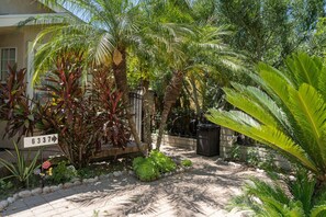 Property grounds - URBAN OASIS: 2BR NOHO HOME BUILT 2023 w/ LARGE WALK-IN CLOSET & FENCED PATIO p68 (Los Angeles)