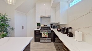 Fridge, microwave, oven, stovetop - URBAN OASIS: 2BR NOHO HOME BUILT 2023 w/ LARGE WALK-IN CLOSET & FENCED PATIO p68 (Los Angeles)