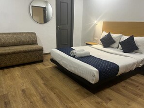 Deluxe Room | Desk, free WiFi, bed sheets - Hotel Jageer Palace (New Delhi)