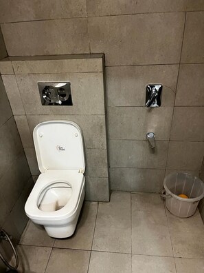 Shower, rainfall showerhead, towels, soap - Hotel Jageer Palace (New Delhi)