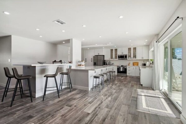 Fridge, microwave, oven, stovetop - Petey's Paradise in the Heart of Scottsdale (Scottsdale)